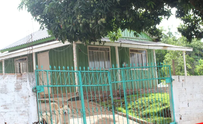 Casa de madeira com grande espaço em IRETAMA PR
