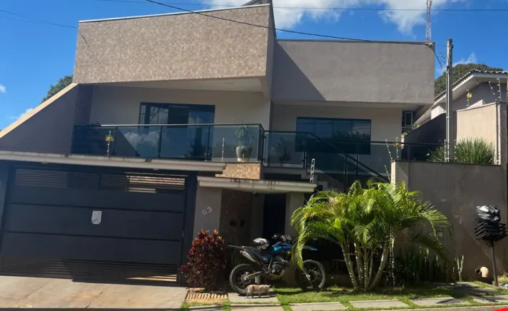 Casa bem localizada de material á venda no centro!!